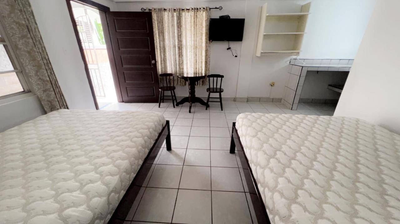 Las Palmas Hotel Corozal Town Esterno foto